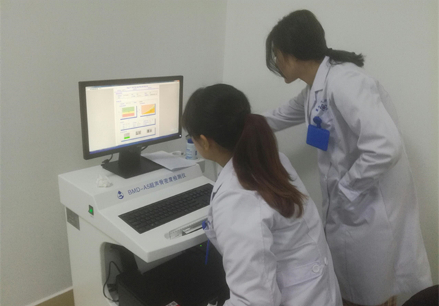 造成骨密度低的原因主要有哪些？年輕人體檢要不要做骨密度檢查？ 