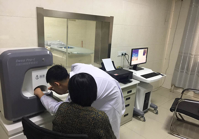 年輕人檢測骨密度選擇超聲骨密度檢測儀的還是X射線骨密度檢測儀的？